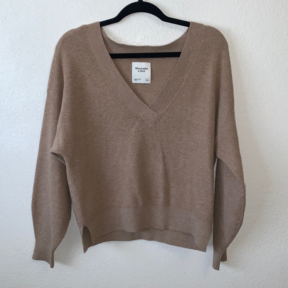 Abercrombie & Fitch V-neck Sweater 🤎